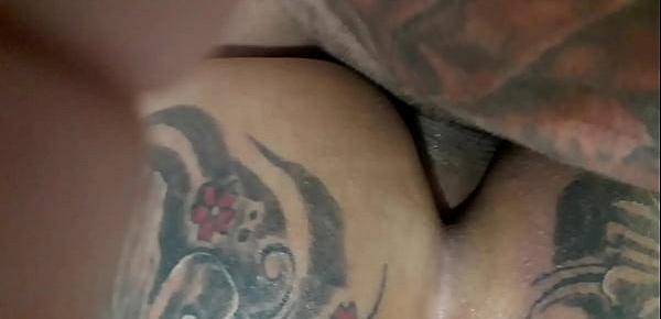  Tatuado da piroca grande rasgando o cuzinho da Bruna Moura